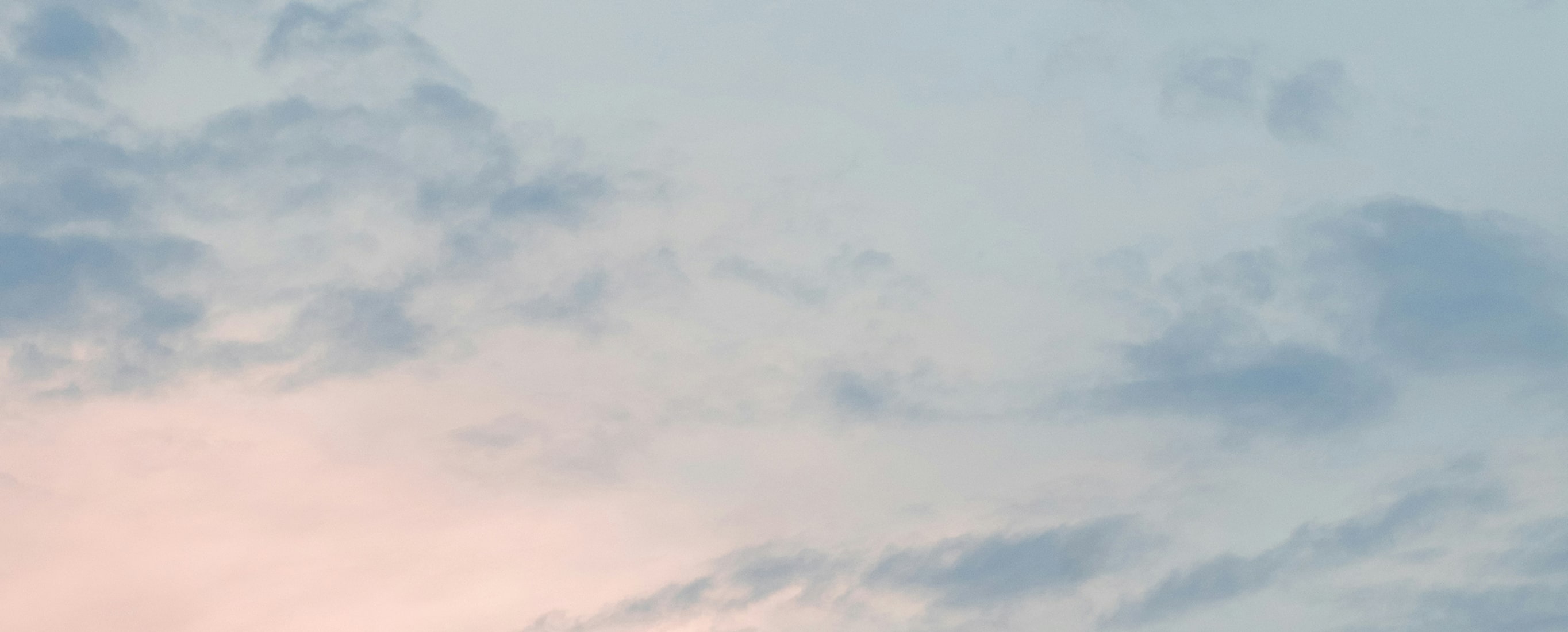 ピンク色がかかった空と雲