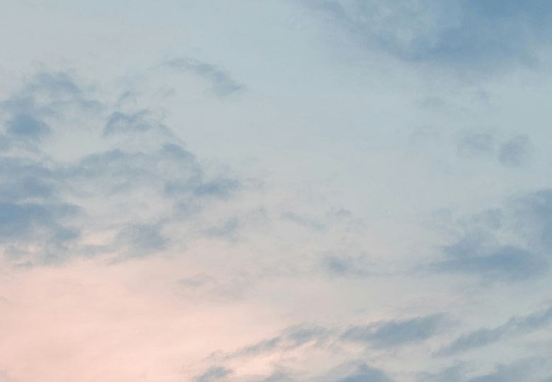 ピンク色がかかった空と雲